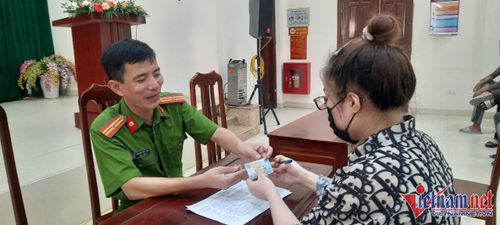 Người được đặc xá nhận thẻ căn cước gắn chip 