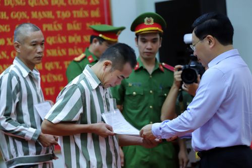 Phó Thủ tướng Phạm Bình Minh trao quyết định cho phạm nhân người nước ngoài được đặc xá. Ảnh: Lê Anh Dũng