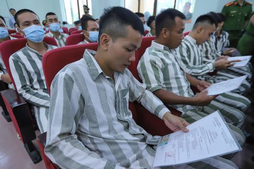 Các trường hợp được đặc xá vui mừng trong ngày nhận quyết định. Ảnh: Lê Anh Dũng