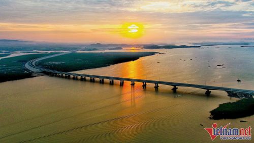 Cao tốc Vân Đồn – Móng Cái là một trong những cao tốc sở hữu nhiều cây cầu vượt biển, sông suối với 32 cây cầu trên tuyến chính 