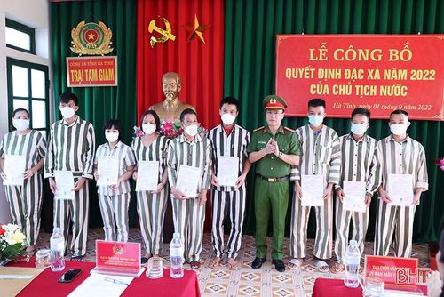 Đại tá Nguyễn Thanh Liêm - Phó Giám đốc Công an tỉnh Hà Tĩnh trao quyết định đặc xá của Chủ tịch nước cho 9 phạm nhân.
