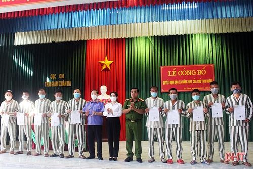 Đại diện các ban ngành trao quyết định đặc xá cho 25 phạm nhân đang chấp hành án tù tại Trại giam Xuân Hà.