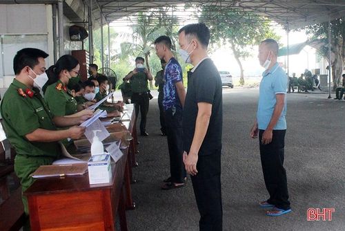 Các phạm nhân làm thủ tục trước khi đặc xá, trở về địa phương.