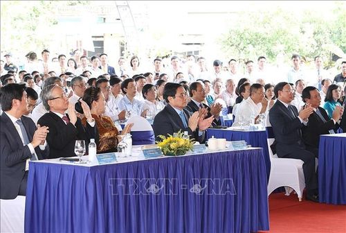 Thủ tướng Phạm Minh Chính và các đại biểu dự lễ khánh thành tuyến đường cao tốc Vân Đồn - Móng Cái.