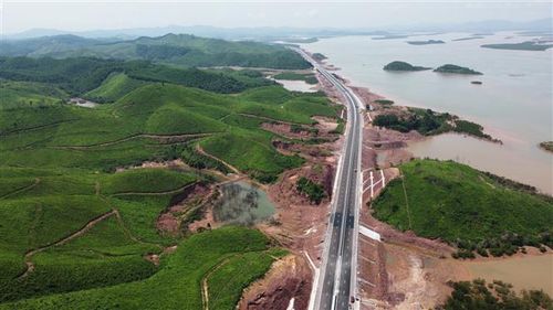 Cao tốc Vân Đồn – Móng Cái trở thành tuyến cao tốc ven biển duy nhất kết nối trực tiếp, đồng bộ tới cả 3 khu kinh tế, gồm: Khu kinh tế ven biển Quảng Yên, Khu kinh tế Vân Đồn và Khu kinh tế cửa khẩu Móng Cái. Ảnh: Huy Hùng/ TTXVN