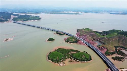 Cầu vượt biển Vân Tiên trên tuyến cao tốc Vân Đồn - Móng Cái dài 1,5 km, rộng 25,5m, độ tĩnh không 19m. Ảnh: Huy Hùng/TTXVN