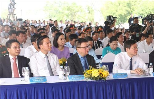 Các đại biểu dự lễ khánh thành tuyến đường cao tốc Vân Đồn - Móng Cái.
