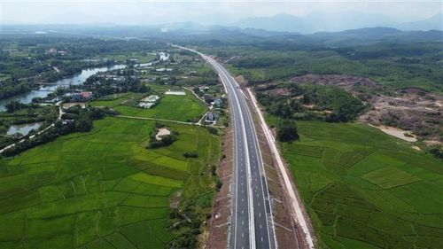 Cao tốc Vân Đồn – Móng Cái chạy qua những cánh đồng xanh mát mắt của huyện Hải Hà. Ảnh: Huy Hùng /TTXVN
