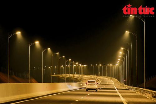 Hệ thống chiếu sáng kéo dài hơn 100km dọc tuyến cao tốc.