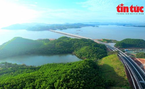 Đoạn đẹp nhất của cao tốc này chính là cầu Vân Tiên (nối huyện Tiên Yên và Vân Đồn).