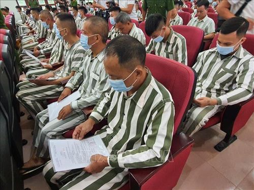 Các phạm nhân nhận quyết định đặc xá của Chủ tịch nước để trở về tái hòa nhập cộng đồng. Ảnh: TTXVN phát