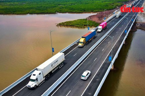 Tuyến đường 63,2km này do Công ty TNHH Đầu tư và Phát triển hạ tầng Vân Đồn (thuộc Tập đoàn Sun Group) làm chủ đầu tư.