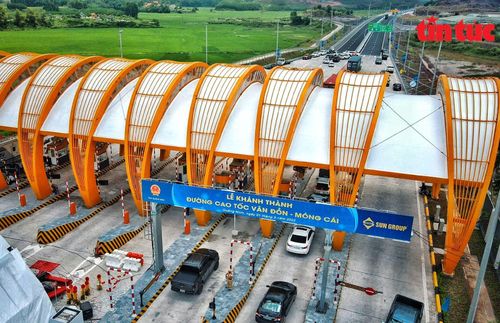 Sau hơn 500 ngày thi công, những chiếc xe đầu tiên đã được di chuyển trên cao tốc Vân Đồn - Móng Cái.