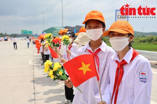 Cờ hoa rực rỡ chào mừng tuyến cao tốc thông xe.