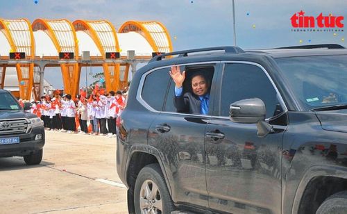 Ngay sau khi tuyên bố khánh thành, Thủ tướng Chính phủ đã thị sát dọc tuyến từ trạm thu phí Tiên Yên tới TP Móng Cái.