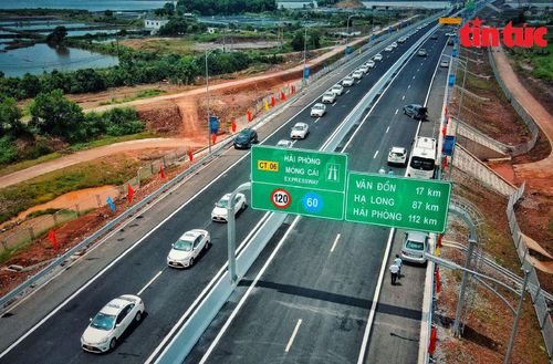 Cao tốc được thiết kế với 4 làn xe và 2 làn dừng khẩn cấp, tốc độ tối đa cho phép chạy là 120 km.