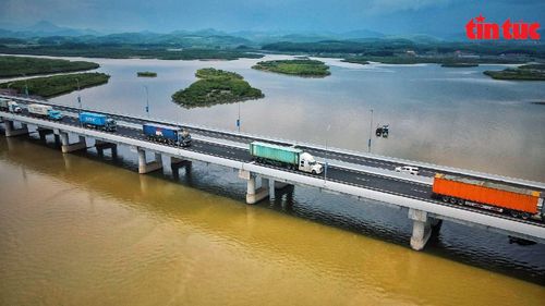 Những đoàn xe container đầu tiên đưa hàng hóa ra cửa khẩu Quốc tế Móng Cái trên cao tốc Vân Đồn - Móng Cái.