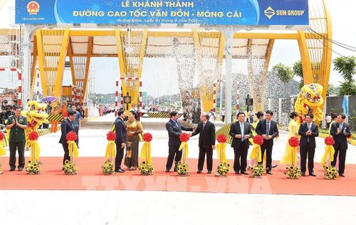 Thủ tướng Phạm Minh Chính và các đại biểu cắt băng khánh thành tuyến đường cao tốc Vân Đồn-Móng Cái. Ảnh: Dương Giang-TTXVN