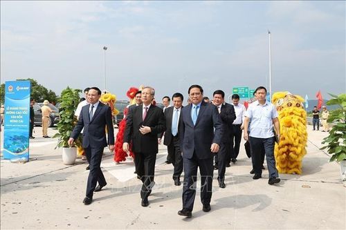 Thủ tướng Phạm Minh Chính đến dự lễ khánh thành tuyến đường cao tốc Vân Đồn - Móng Cái. Ảnh: Dương Giang/TTXVN