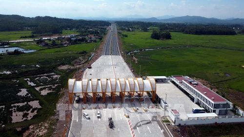 Trạm thu phí cuối tuyến Móng Cái của đường cao tốc Vân Đồn-Móng Cái. Ảnh: Huy Hùng - TTXVN