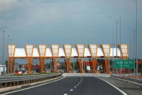Toàn tuyến bố trí 4 vị trí ra vào cao tốc, cụ thể: trên tuyến chính: tại Km112+900 (trạm thu phí đầu tuyến) và Km146+500 (trạm thu phí cuối tuyến); trên tuyến nhánh: tại nút giao Đầm Hà tại Km122+400 và nút giao Hải Hà tại Km143+350. Ảnh: Huy Hùng/TTXVN
