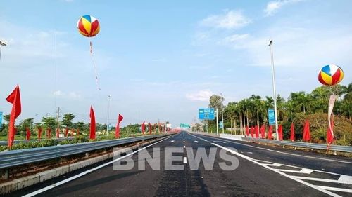 Tập đoàn Sun Group (chủ đầu tư dự án) sẽ không thu phí trên tuyến cao tốc này từ 15 h ngày 1/9 đến hết 30/9/2022. Ảnh: Quang Toàn/BNEWS/TTXVN