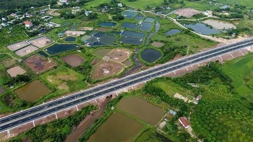 Sau đúng 25 tháng thi công, đến nay, cao tốc Vân Đồn - Móng Cái đã hoàn thành với chiều dài 80km, thiết kế 4 làn xe, tốc độ tối đa 120km/h. Ảnh Huy Hùng/TTXVN