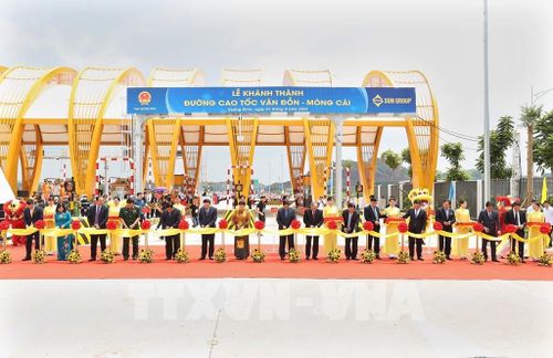 Thủ tướng Phạm Minh Chính và các đại biểu cắt băng khánh thành tuyến đường cao tốc Vân Đồn-Móng Cái. Ảnh: Dương Giang-TTXVN