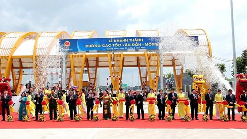 Thủ tướng Chính phủ Phạm Minh Chính và các đồng chí lãnh đạo trung ương và tỉnh cắt băng khánh thành cao tốc Vân Đồn - Móng Cái.
