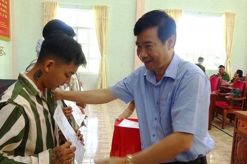 Chủ tịch UBND tỉnh Phạm Thiện Nghĩa trao quyết định đặc xá cho phạm nhân