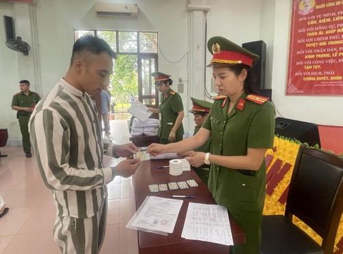 Cán bộ Trại giam Vĩnh Quang trao căn cước công dân cho phạm nhân được đặc xá.