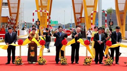 Thủ tướng Phạm Minh Chính và các đồng chí lãnh đạo Đảng, Nhà nước dự cắt băng khánh thành đường cao tốc Vân Đồn - Móng Cái.
