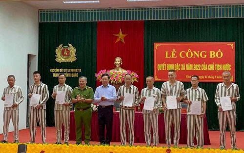Phó Thủ tướng Phạm Bình Minh trao quyết định đặc xá của Chủ tịch nước dành cho các phạm nhân. ( Ảnh: Báo CP) 