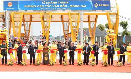 Thủ tướng Chính phủ Phạm Minh Chính và các đại biểu cắt băng khánh thành tuyến đường cao tốc Vân Đồn–Móng Cái. Ảnh: Dương Giang