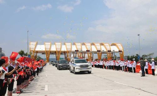 Thông xe cao tốc Vân Đồn - Móng Cái. (Ảnh: Cổng thông tin điện tử Quảng Ninh)