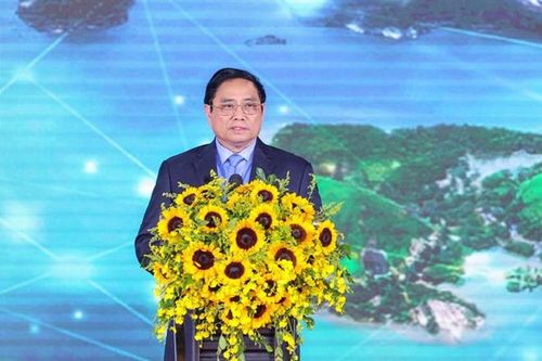 Theo Thủ tướng, chúng ta rút ra được nhiều bài học từ kết quả và ý nghĩa của việc xây dựng, hoàn thành tuyến cao tốc Vân Đồn – Móng Cái. (Ảnh: VGP/Nhật Bắc)