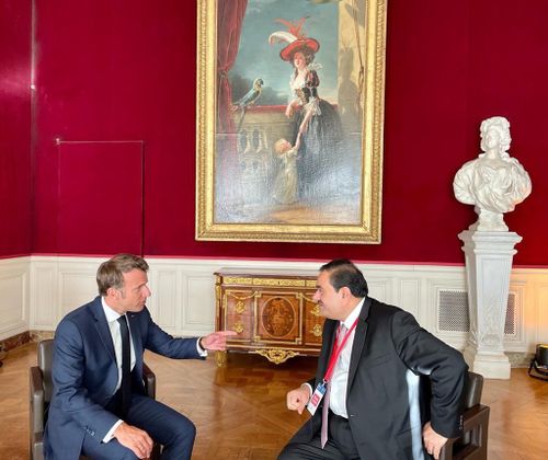 Ông Adani và Tổng thống Pháp Emmanuel Macron. Ảnh: Twitter.