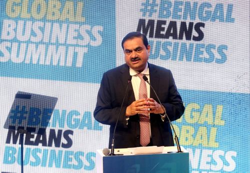 Tỷ phú Ấn Độ Gautam Adani trong Hội nghị Thượng đỉnh Kinh doanh Toàn cầu Bengal. Ảnh: Reuters.