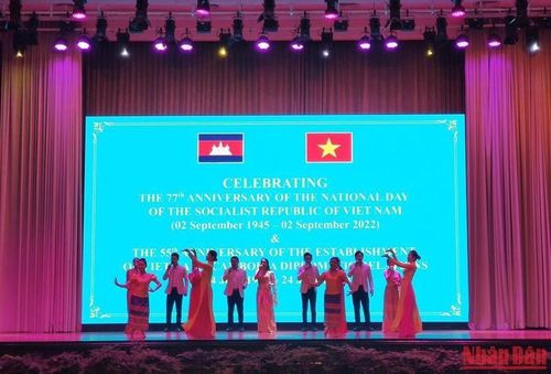 Biểu diễn nghệ thuật Việt Nam-Campuchia.