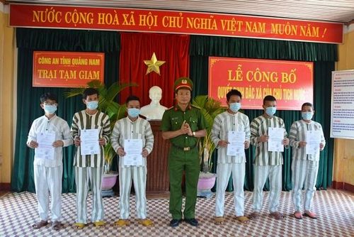 Thượng tá Hồ Song Ân- Phó Giám đốc Công an tỉnh Quảng Nam trao Quyết định đặc xá của Chủ tịch nước cho các phạm nhân.