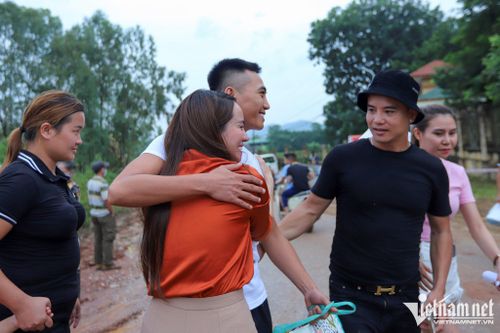 Các phạm nhân hạnh phúc khi được đoàn tụ người thân trong ngày được đặc xá.