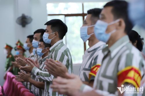 Những gương mặt hồi hộp trước giờ nhận quyết định được đặc xá.