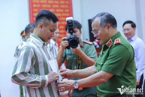 Sau quá trình cố gắng cải tạo, nhiều phạm nhân vui mừng, vỡ òa hạnh phúc trong ngày được đặc xá, đoàn tụ với người thân. Thiếu tướng Nguyễn Văn Long, Thứ trưởng Bộ Công an trao chứng nhận đặc xá.