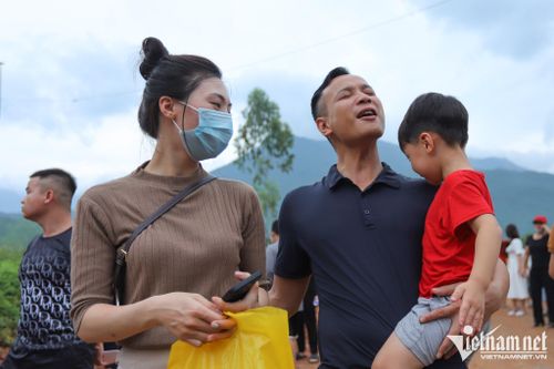 Vui mừng khi gặp lại vợ, con. Các trường hợp được đặc xá đều hứa sẽ cố gắng tái hòa nhập cộng đồng, ổn định công việc, giữ tổ ấm gia đình.