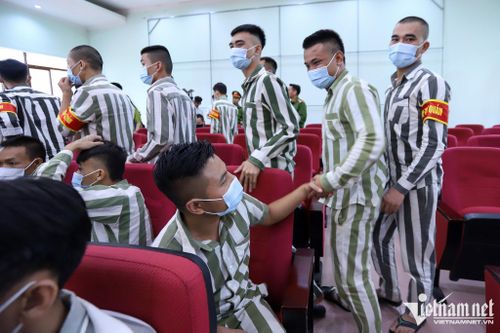 Những phạm nhân được đặc xá bắt tay chúc những người ở lại cải tạo tốt, sớm được hưởng chính sách đặc xá của Nhà nước.