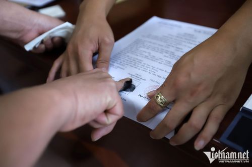Lăn dấu vân tay vào quyết định công nhân được đặc xá.