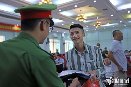 Anh Cao Việt Anh (25 tuổi, quê Bắc Giang) vui mừng nhận quần áo do Trại giam Vĩnh Quang hỗ trợ. Phạm tội cướp tài sản, Việt Anh có hơn 3 năm cải tạo tại trại Vĩnh Quang. Anh cho biết, việc đầu tiên khi về nhà là thắp hương lên bàn thờ mẹ. Mẹ mất khi đang chấp hành án là điều khiến anh day dứt.
