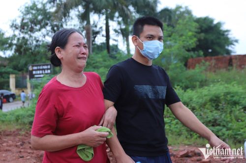 Ở ngoài khu vực cổng trại giam Vĩnh Quang, nhiều người mẹ từ rất sớm ngóng chờ đón con đoàn tụ. Ngày gặp lại, nước mắt đã rơi vì hạnh phúc.