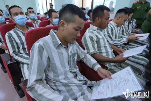 Các phạm nhân nhận quyết định đặc xá kèm theo căn cước công dân gắn chíp.