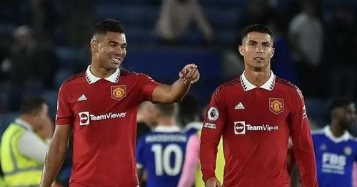 Ronaldo bên cạnh Casemiro sau khi vào sân từ ghế dự bị trận MU thắng Leicester 1-0